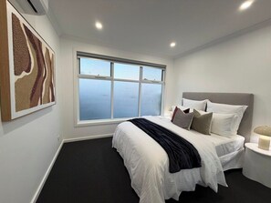 Room - Relaxing Modern 4B3B Family Home Sleep 8 | Parking (Sunshine)