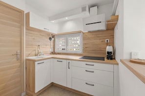 Wasserkocher mit Kaffee-/Teezubehör, Kühlschrank, Ofen, Geschirrspüler