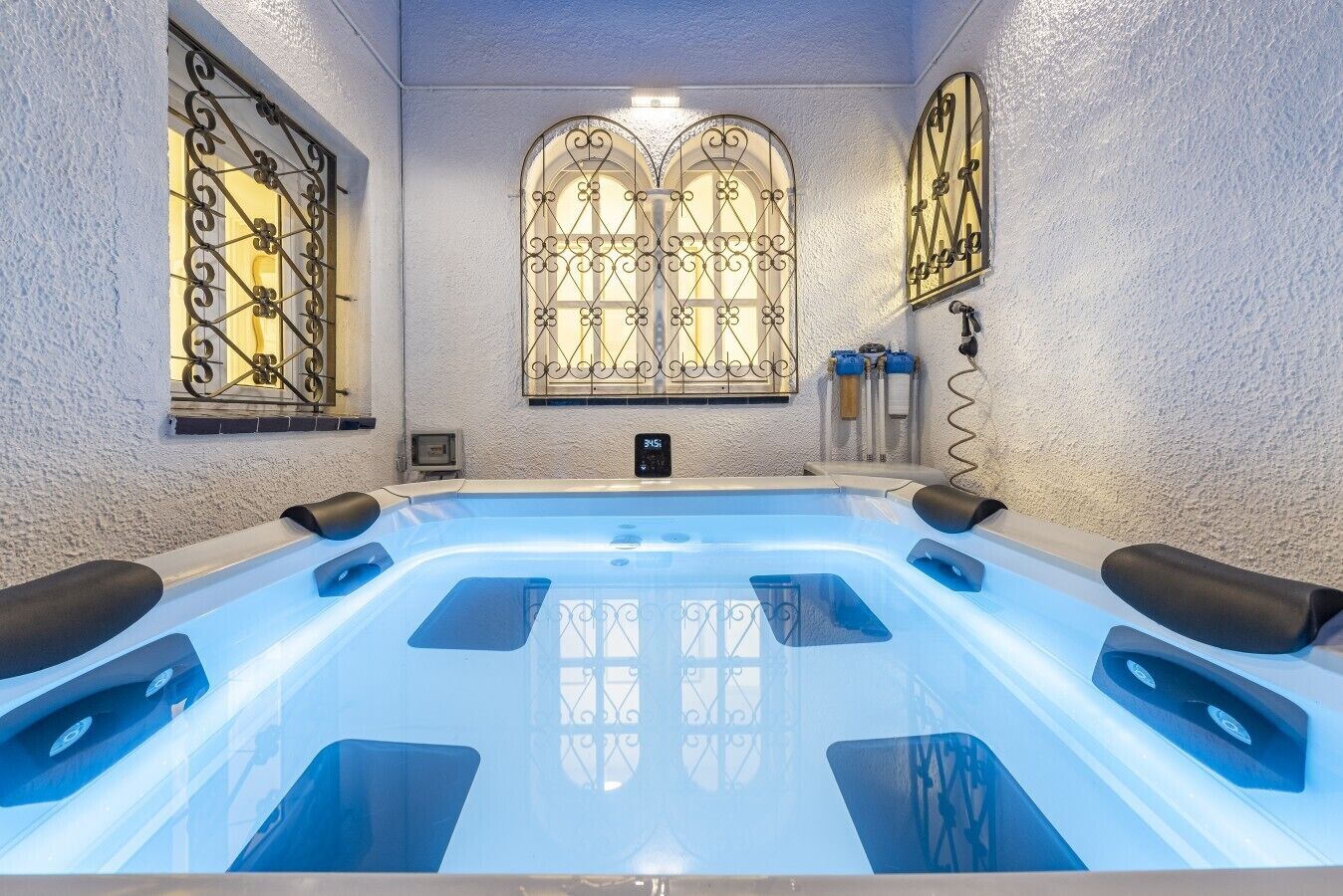 Een whirlpool met een helder uitzicht op het interieur, inclusief de zitopstelling en de omliggende wanden.
