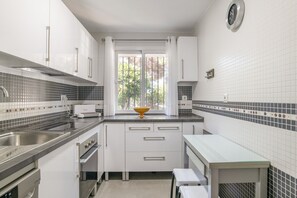 Wasserkocher mit Kaffee-/Teezubehör, Kühlschrank, Mikrowelle, Ofen