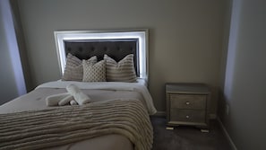 4 habitaciones, tabla de planchar con plancha y cuna de viaje 