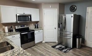 Refrigerador, microondas, horno y parrilla de estufa 