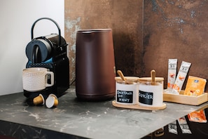 Deluxe-Apartment, Blick auf den Innenhof | Kaffee und/oder Kaffeemaschine