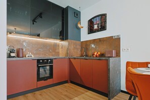 Deluxe-Apartment, Blick auf den Innenhof | Eigene Küche | Hochstuhl