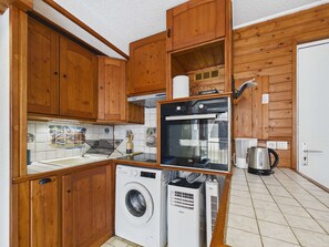 Wasserkocher mit Kaffee-/Teezubehör, Kühlschrank, Mikrowelle, Ofen