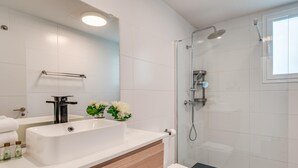 A modern bathroom with a white sink, mirror, and shower. - Exclusive apartment near Puerto Banús - 4 guests (Marbella)