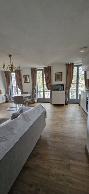 Living area - Vrbo Property (Narbonne)