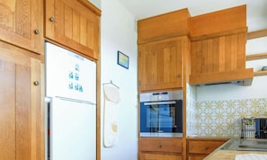 Wasserkocher mit Kaffee-/Teezubehör, Kühlschrank, Mikrowelle, Ofen