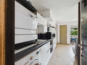 Coffee/tea maker, fridge, microwave, stovetop - Studio cabin with pool - Le Grau d'Agde (Le Grau d'Agde)