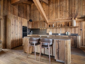 Wasserkocher mit Kaffee-/Teezubehör, Kühlschrank, Mikrowelle, Ofen