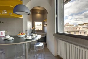 Wasserkocher mit Kaffee-/Teezubehör, Kühlschrank, Mikrowelle, Ofen