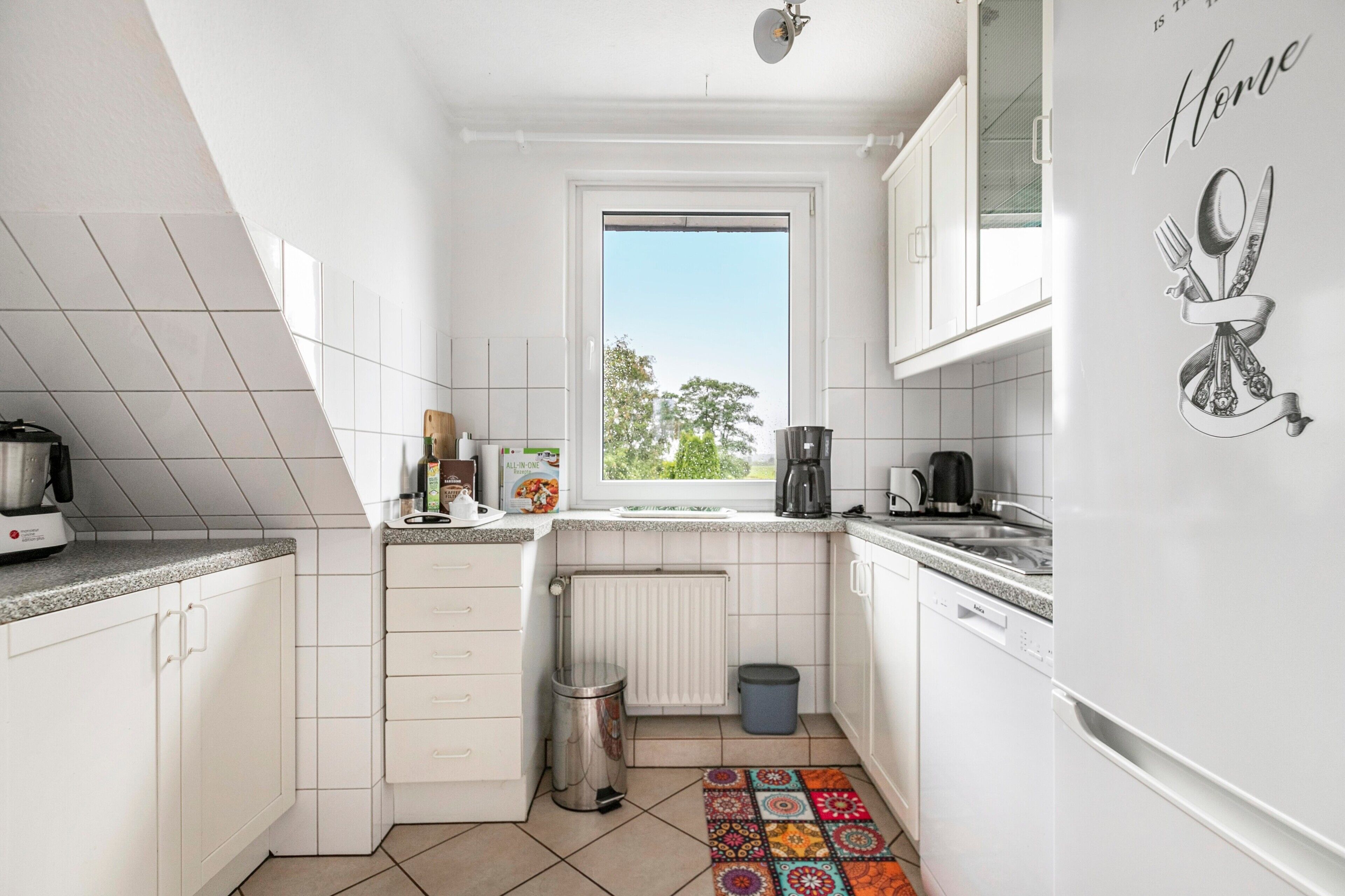 Wasserkocher mit Kaffee-/Teezubehör, Kühlschrank, Ofen, Herdplatte