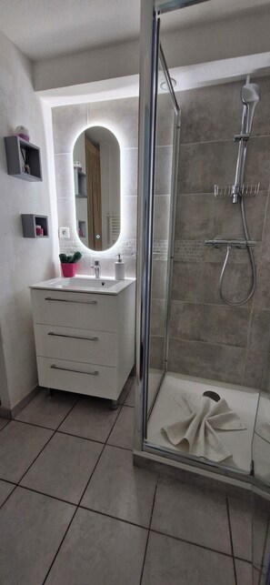 Dusche, Haartrockner, Handtücher, Seife