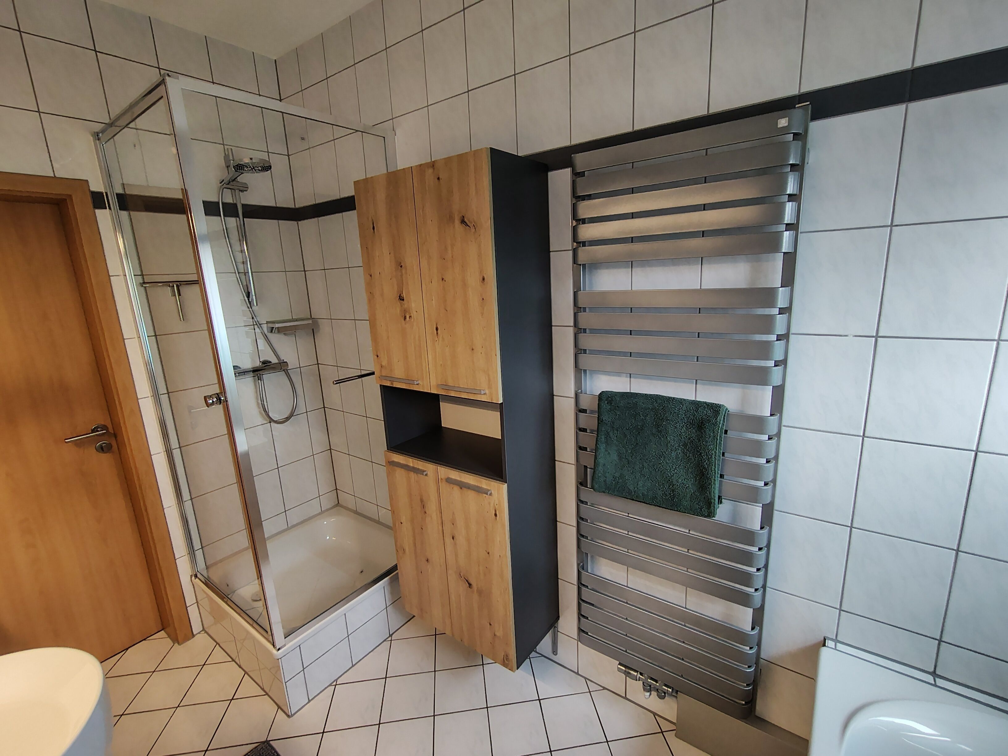 Haartrockner, Handtücher, Seife, Toilettenpapier