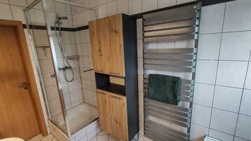 Haartrockner, Handtücher, Seife, Toilettenpapier