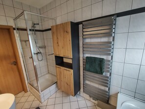 Hårtørrer, håndklæder, Sæbe, Toiletpapir