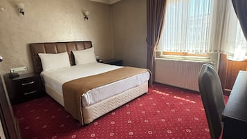 Comfort-Doppelzimmer, Stadtblick | Schreibtisch, laptopgeeigneter Arbeitsplatz, kostenloses WLAN
