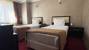 Comfort-Zweibettzimmer | Schreibtisch, laptopgeeigneter Arbeitsplatz, kostenloses WLAN