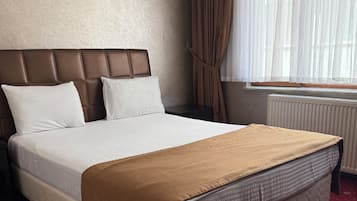 Comfort-Doppelzimmer, Stadtblick | Schreibtisch, laptopgeeigneter Arbeitsplatz, kostenloses WLAN
