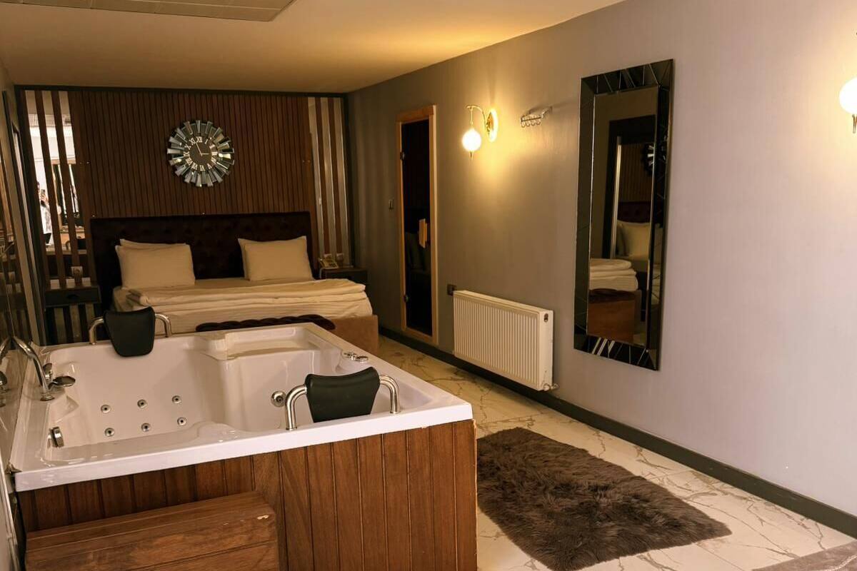Suite de lujo, vista a la ciudad | Escritorio, espacio para trabajar con laptop y wifi gratis 
