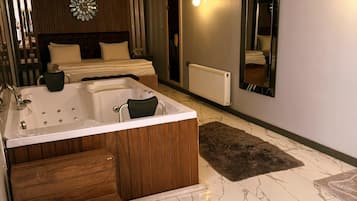 Luxury-Suite, Stadtblick | Schreibtisch, laptopgeeigneter Arbeitsplatz, kostenloses WLAN