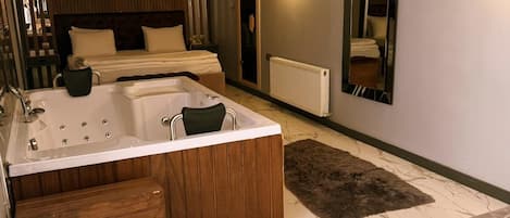 Luxury-Suite, Stadtblick | Schreibtisch, laptopgeeigneter Arbeitsplatz, kostenloses WLAN