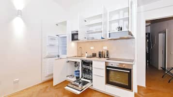 Deluxe Apartment, 2 Bedrooms, Non Smoking, City View | Private kitchen