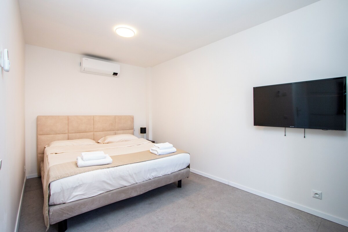 Studio (King) | Blackout drapes, soundproofing, iron/ironing board, WiFi (free)