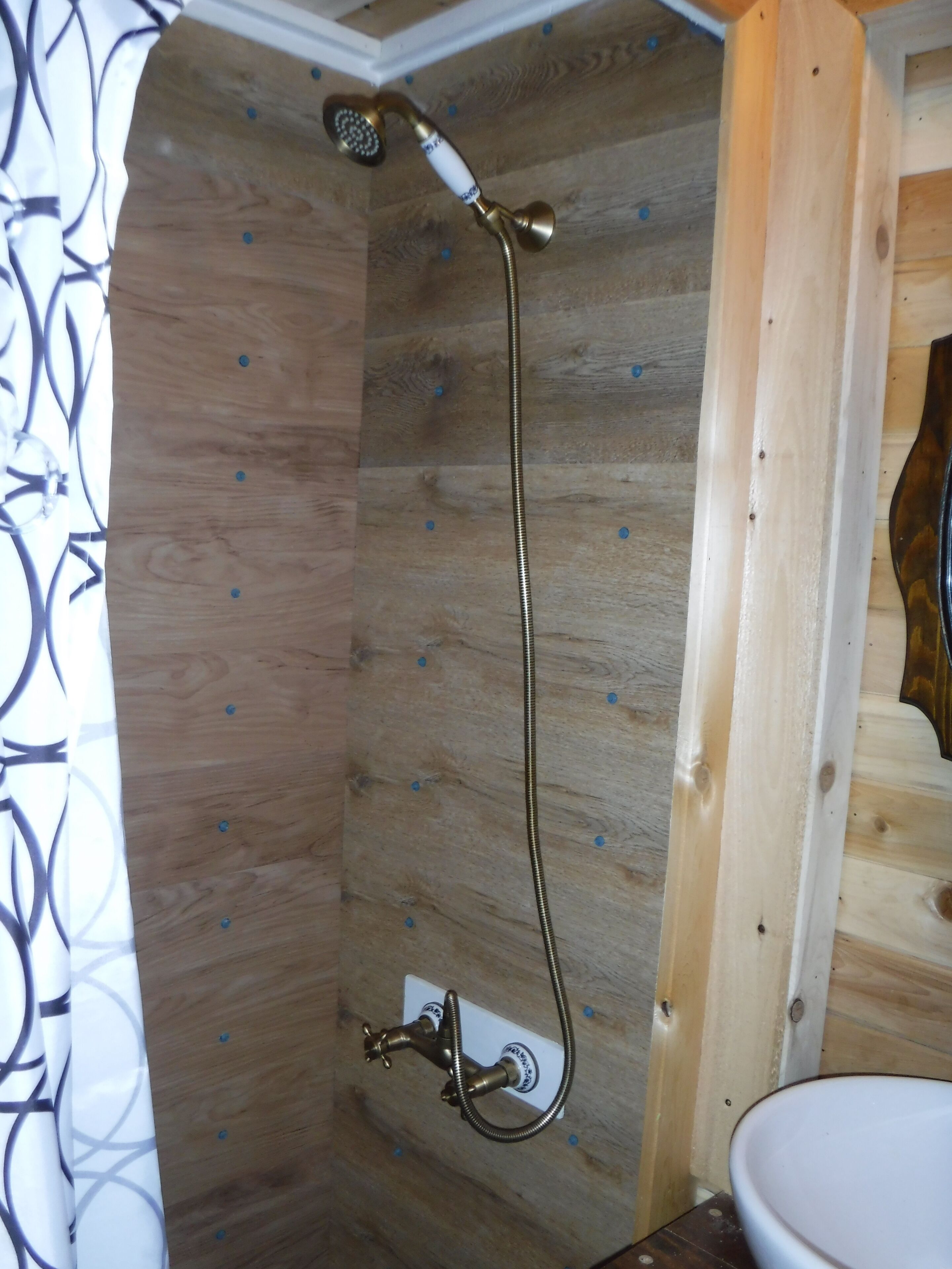 Douche, serviettes fournies, savon, papier toilette