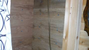 Douche, serviettes fournies, savon, papier toilette
