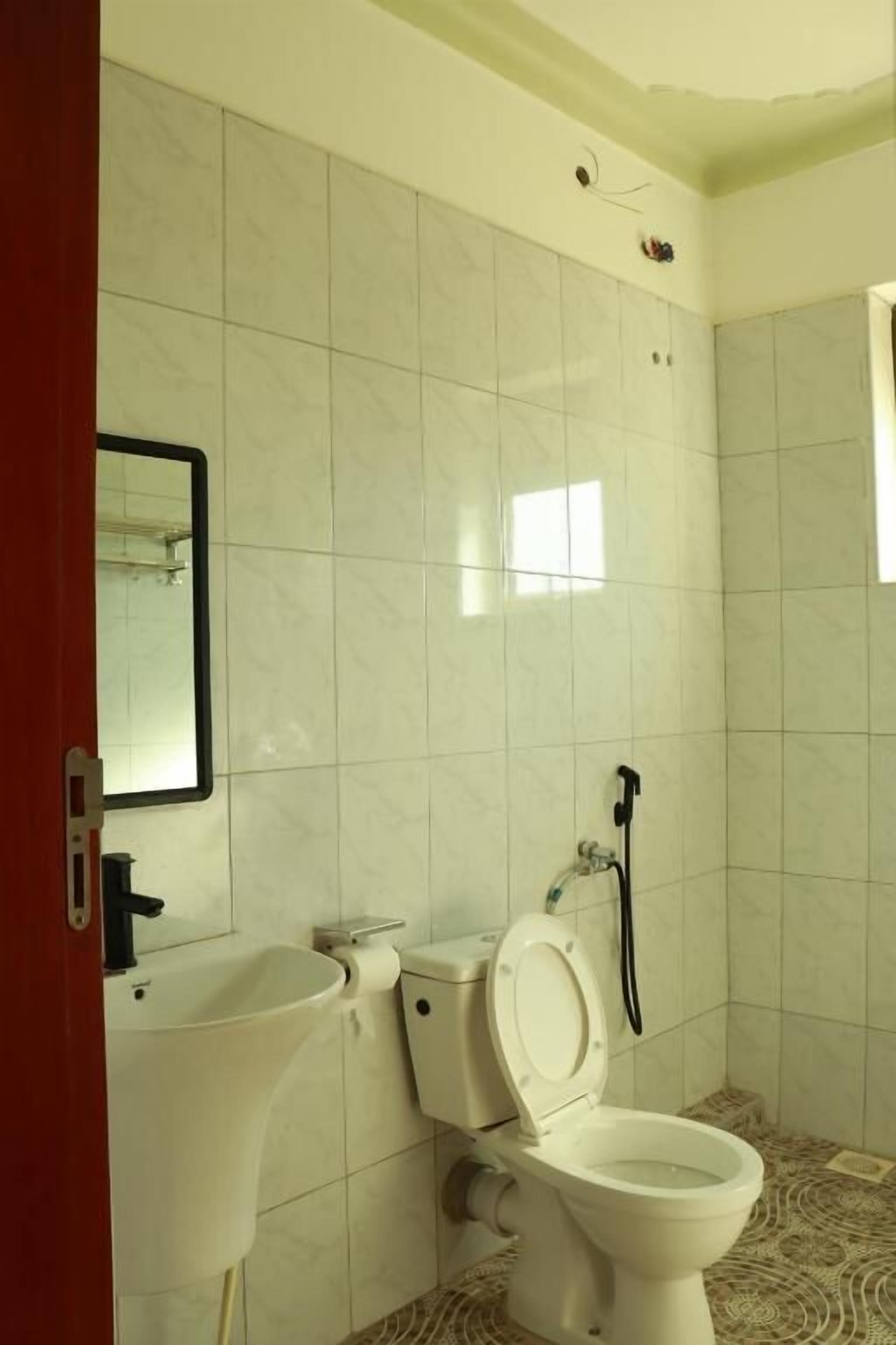 Chuveiro, toalhas de banho, sabonete, papel higiênico