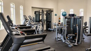 Ett gym med löpband, styrketräningsmaskiner och fria vikter.