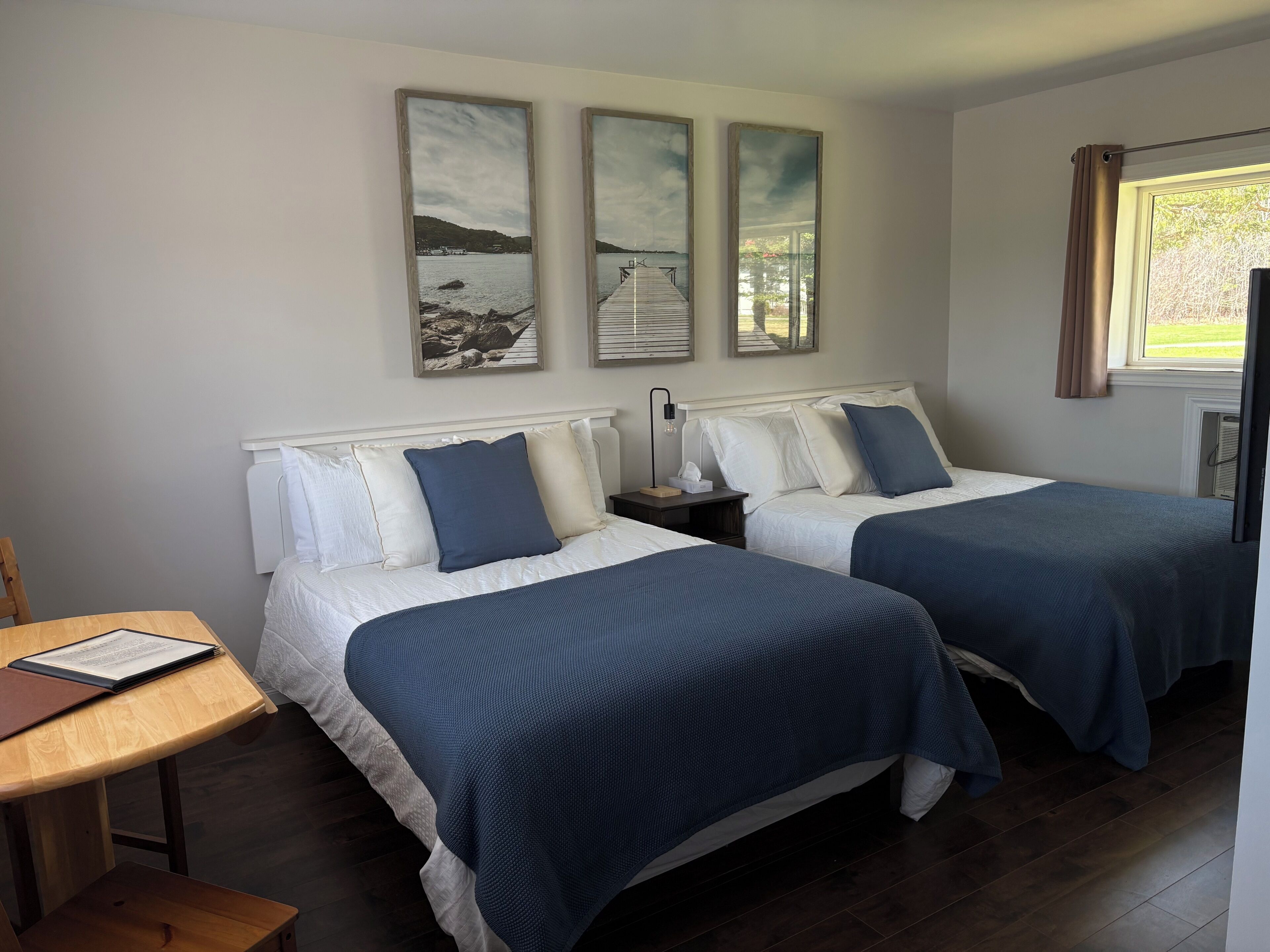 Tweepersoonskamer, 2 tweepersoonsbedden | Verduisterende gordijnen, gratis wifi, beddengoed