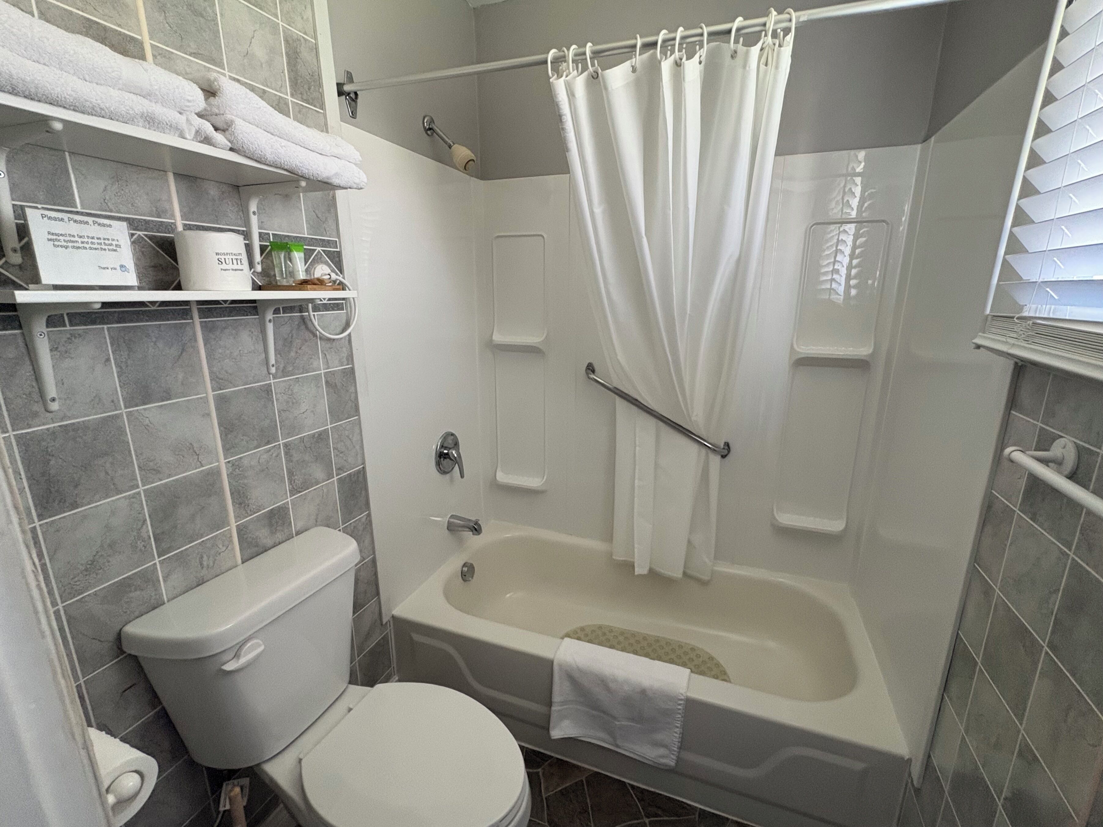 Single Room, 1 King Bed | Bathroom | Free toiletries, hair dryer, towels, soap