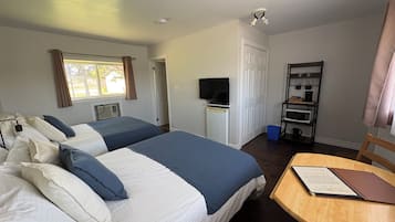 Dobbeltværelse - 2 dobbeltsenge | Mørklægningsgardiner, gratis Wi-Fi, sengetøj