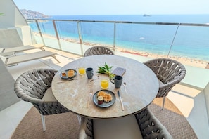 Outdoor dining - SUNSET SAILORS WoW apartment (Benidorm)