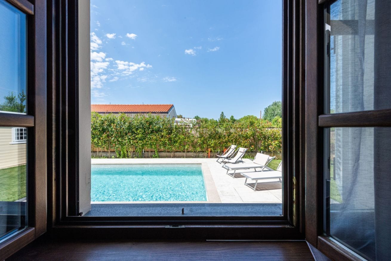 Una piscina al aire libre