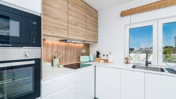 Fridge, microwave, oven, stovetop