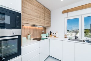 Fridge, microwave, oven, stovetop - Holiday Home with Private Pool, Wi-Fi, and Air Conditioning in Comporta (Comporta)