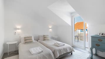 Tabla de planchar con plancha, wifi y ropa de cama