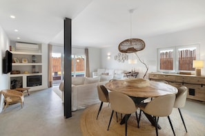 TV, fireplace, video games - Holiday Home with Private Pool, Wi-Fi, and Air Conditioning in Comporta (Comporta)
