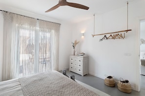 Tabla de planchar con plancha, wifi y ropa de cama 