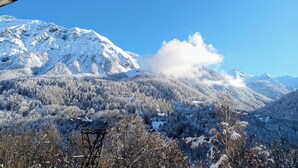 A mountainous landscape with snow-covered trees and a clear sky. - STOP: My spacious two-bedroom apartment across from Écrins Park (Orcières)