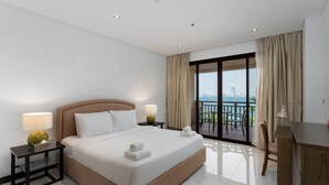 A hotel room with a bed, two bedside tables with lamps, a desk, and a balcony with a view. - Palm Jumeirah 2BR Prime Burj Al Arab Balcony (Dubai)