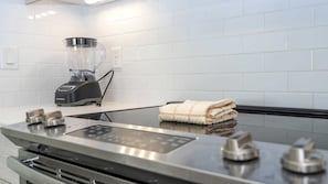 Wasserkocher mit Kaffee-/Teezubehör, Kühlschrank, Mikrowelle, Ofen