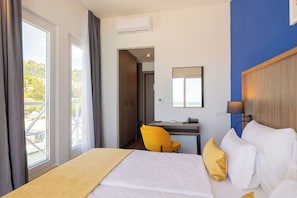 Habitación superior con 1 cama doble o 2 individuales, vistas al parque | Escritorio, espacio para trabajar con un portátil, wifi gratis