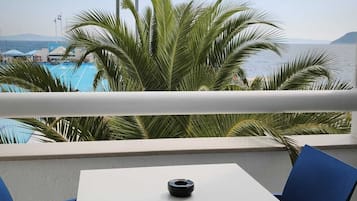 Standard-Doppel- oder -Zweibettzimmer, Balkon, Meerblick | Speisen im Freien