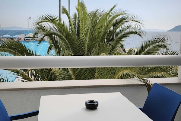 Habitación estándar con 1 cama doble o 2 individuales, balcón, vistas al mar | Restaurante al aire libre