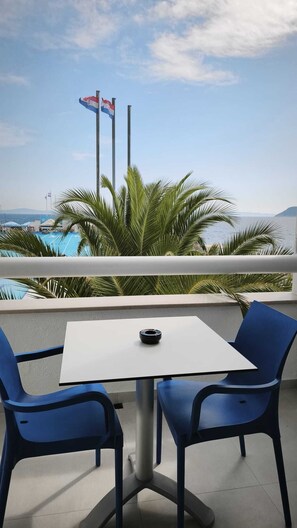 Standard-Doppel- oder -Zweibettzimmer, Balkon, Meerblick | Speisen im Freien