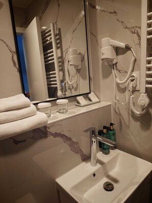 Dusche, Haartrockner, Handtücher, Seife
